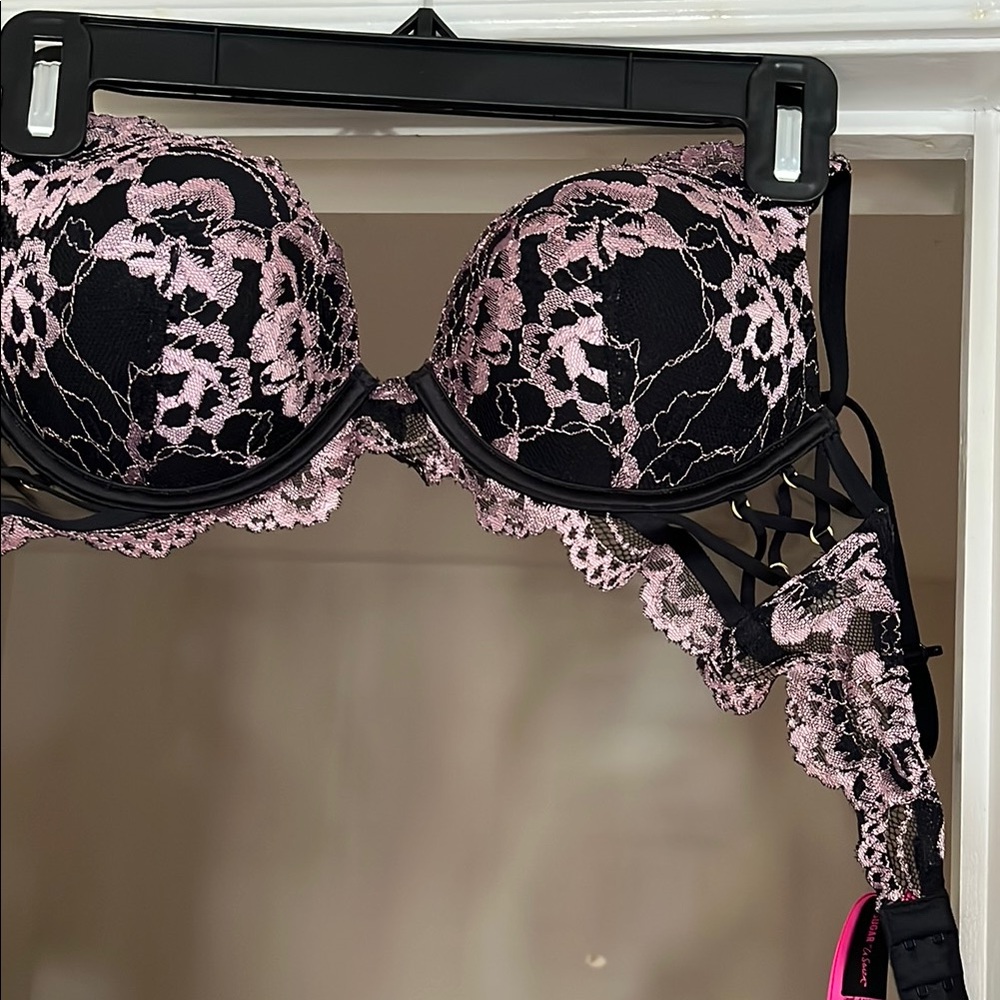 Elegant Lace Underwire Bra - Black and Pink